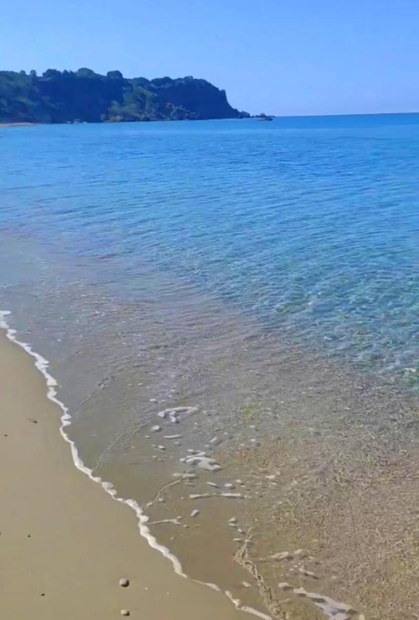 Tetraktys Estate Beachside Υδωρ Agios Matthaios  Exterior photo