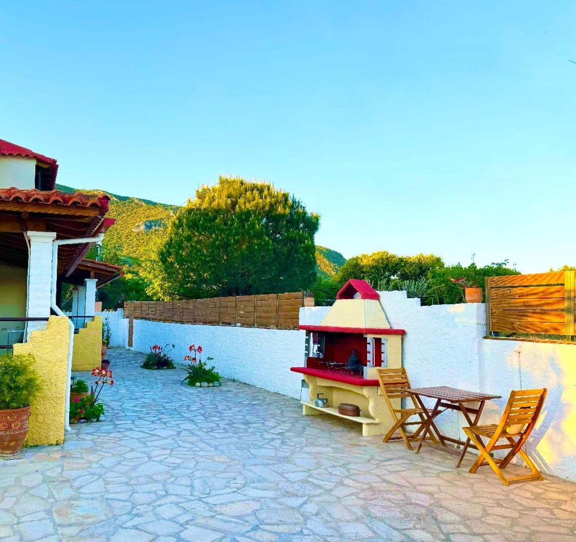 Tetraktys Estate Beachside Υδωρ Agios Matthaios  Exterior photo