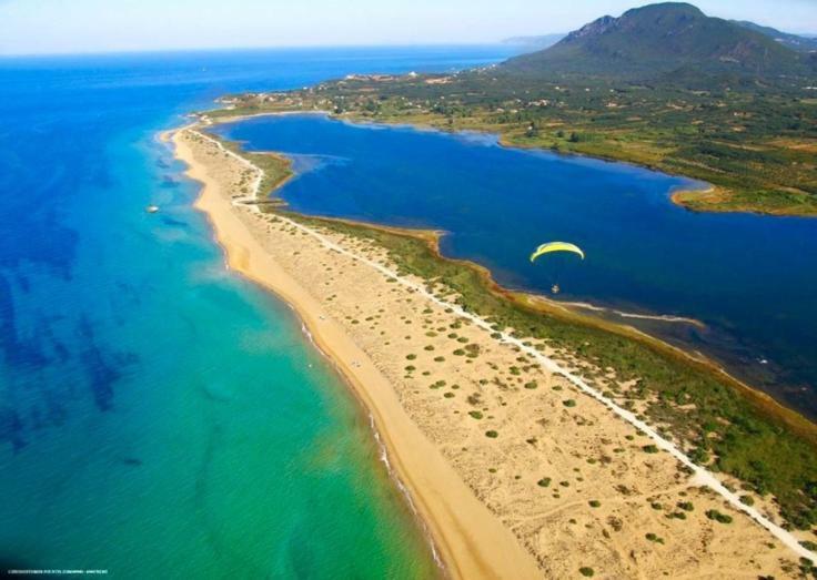 Tetraktys Estate Beachside Υδωρ Agios Matthaios  Exterior photo